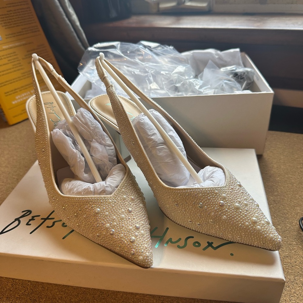 Betsey Johnson Ivory Clark Heels 7.5WIDE